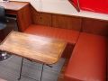 Timonerie avec banquettes et table