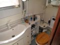 Salle d'eau avec lavabo, wc électrique, douche