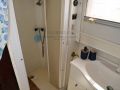 Salle d'eau avec lavabo, wc électrique, douche