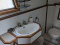 Salle d'eau arrière avec lavabo, wc et douche