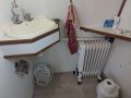 Salle d'eau avant avec lavabo, wc et douche