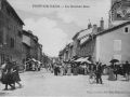 La rue principale de Pont-de-Vaux, jour de marché